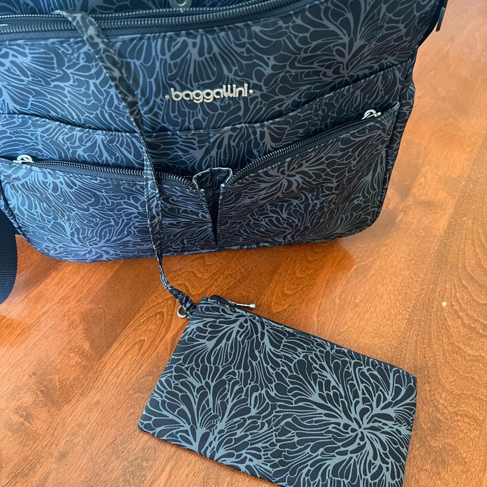 Baggallini Crossbody withPouch. NWT